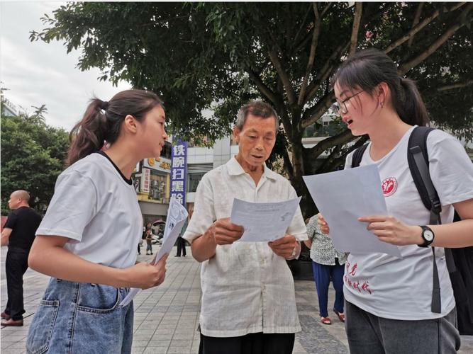 11日上午,老师与同学们来到梁平区的名豪广场开展普法宣传和法律咨询